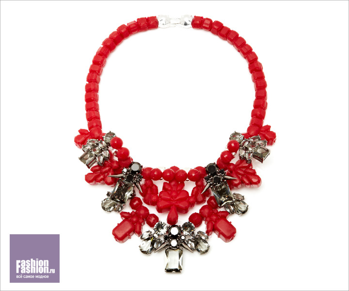 Ожерелье красного цвета с металлическими шипами