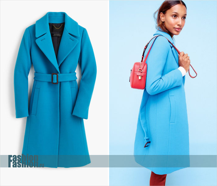 Ярко-голубое пальто с поясом
